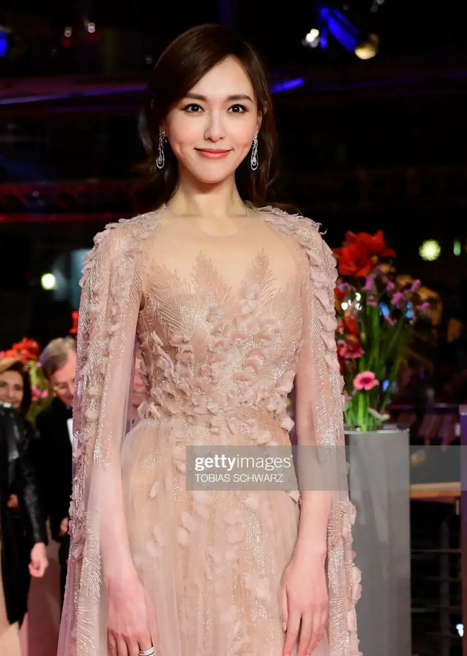 唐嫣最新动态,一组唐嫣粉色不一样开领抹胸长裙风情万种气质佳人韵味