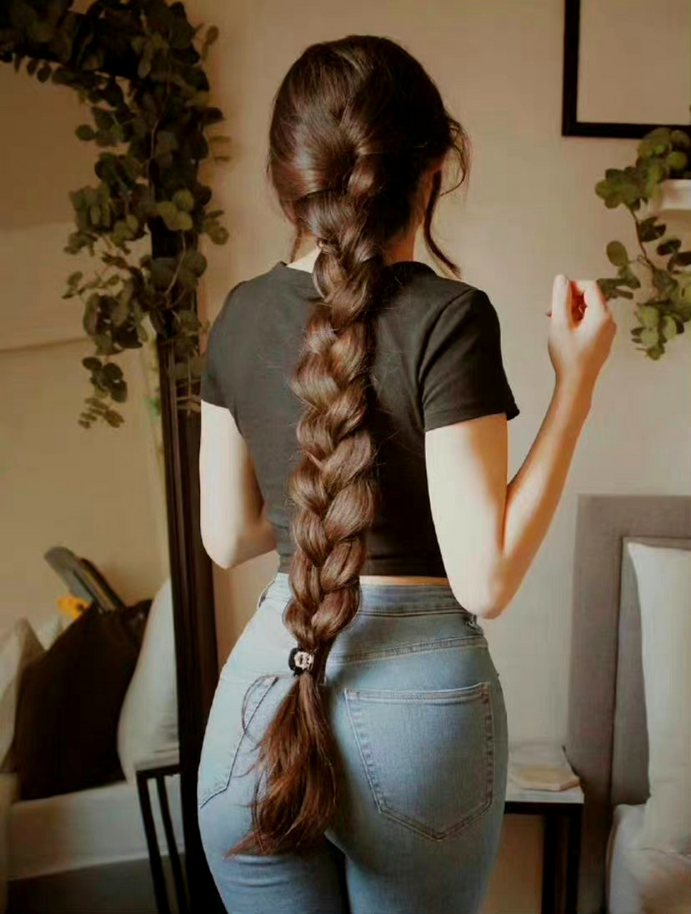 这么长这么粗的麻花辫真的很少见,所以千万不要吝啬你手中的小赞赞[左