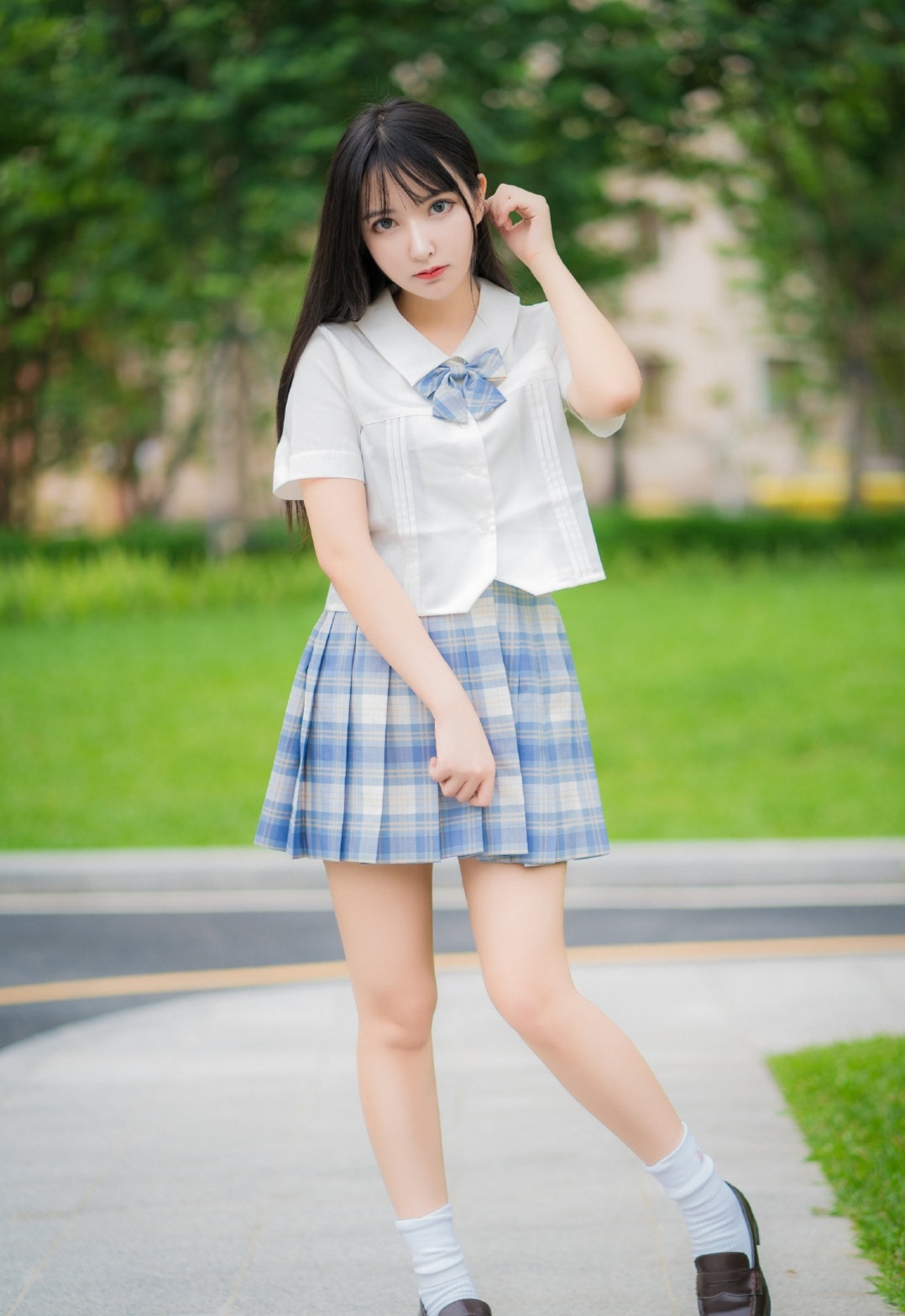 马路边上的公园里,穿jk制服的长发少女,我的初恋才没有这么漂亮