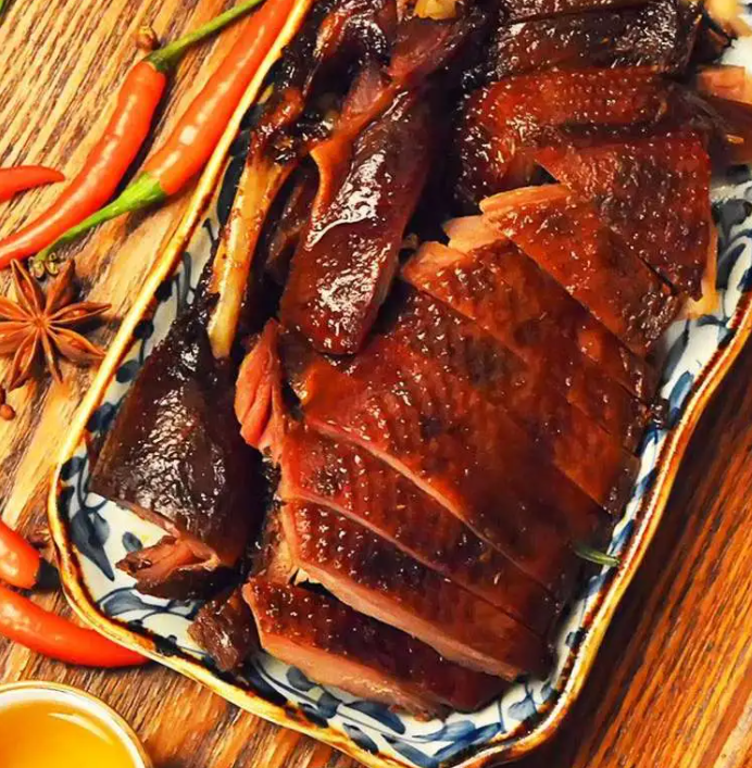 嘉兴酱鸭:鸭香四溢,回味无穷