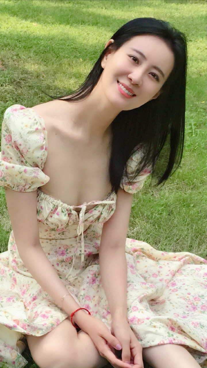 王乐君是一位容颜清丽,说话慢条斯理的女孩,喜欢舞蹈和古筝.