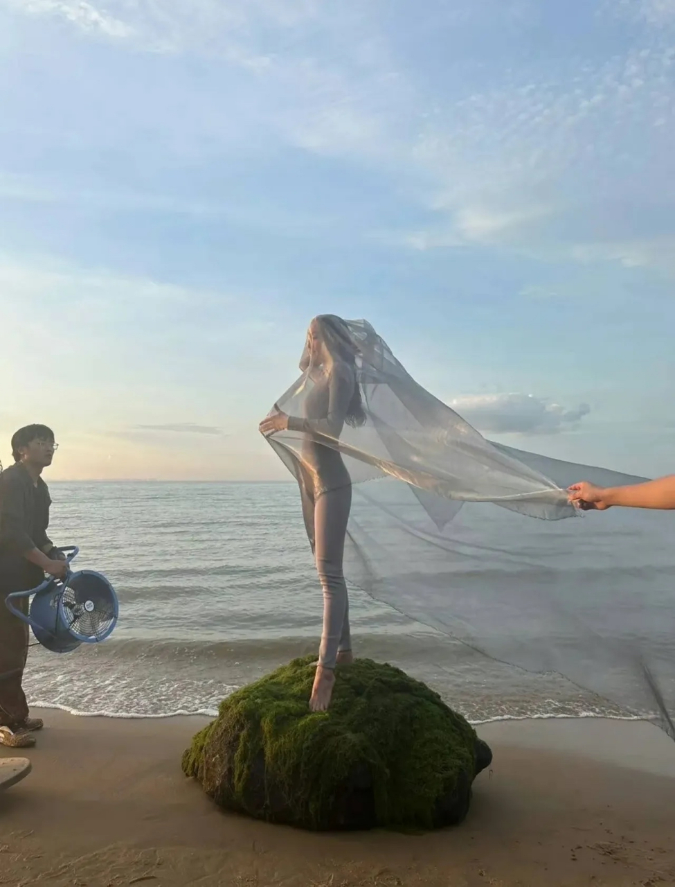 47岁女星舒淇海边写真引发热议!