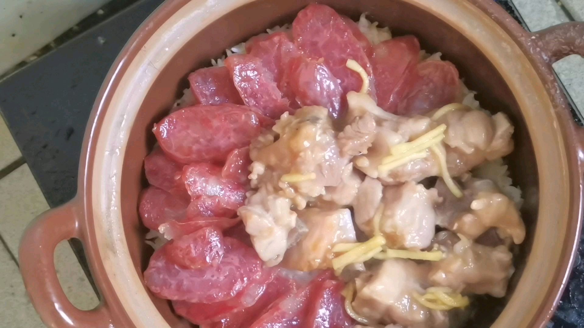 天哥花35块钱做的煲仔饭,超多食材,吃到爽