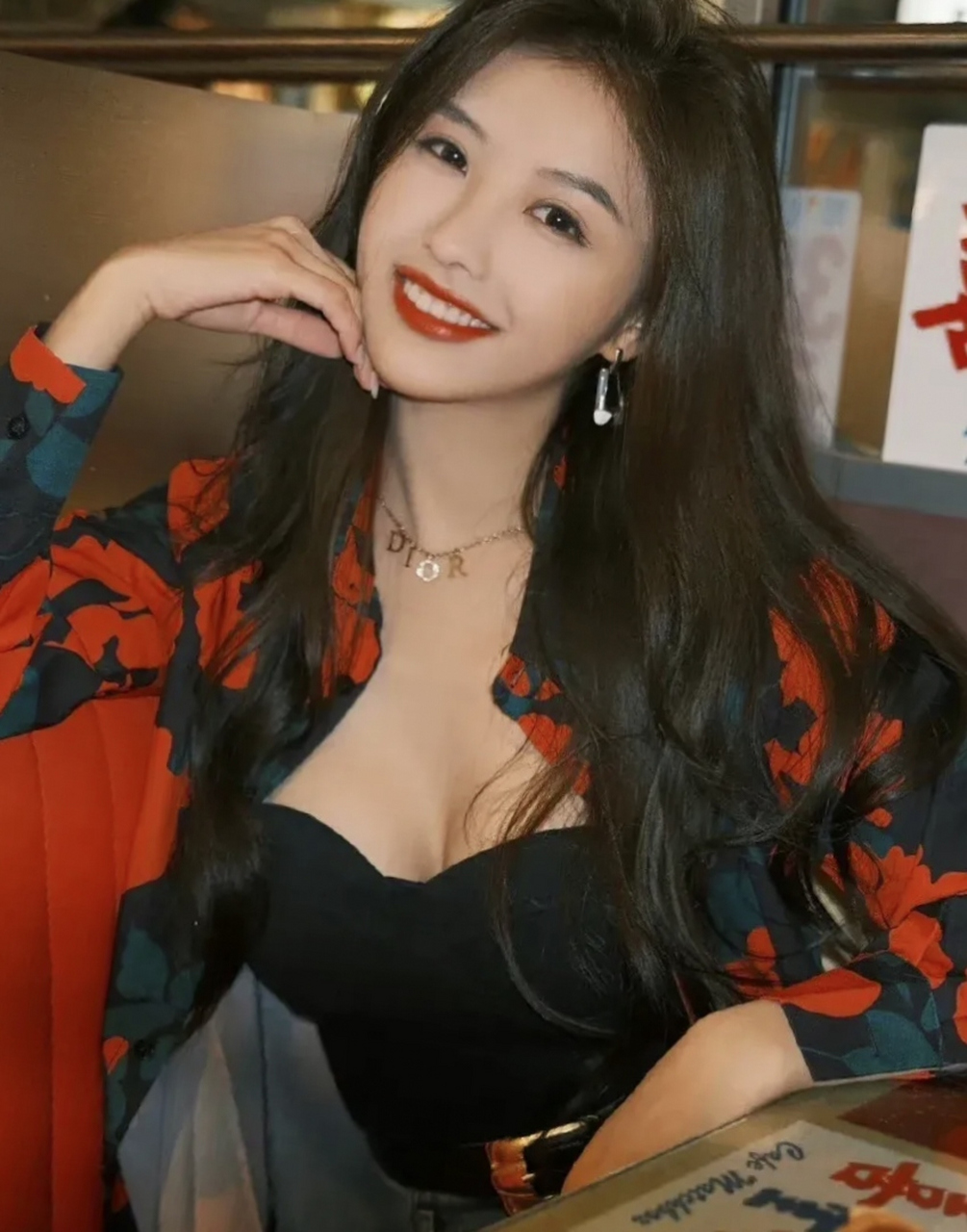 和娜扎更是没法比了,娜扎美的很有特色,张翰的新女友感觉有点网红 ..