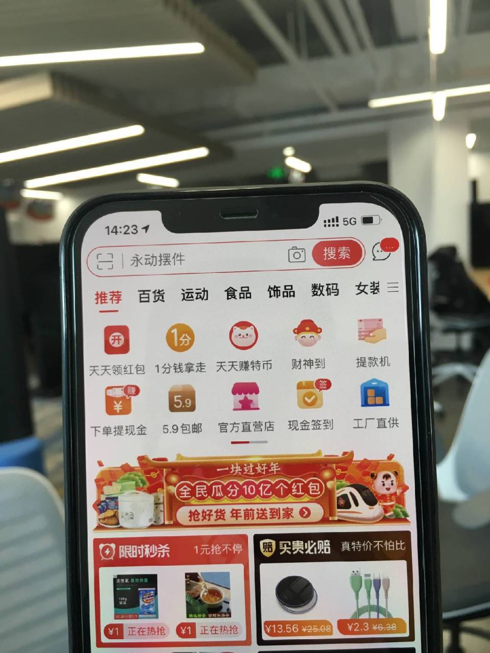 袁姗姗穿粉色性感睡衣走红毯 3月30日女明星走红地毯,其中最让人感到