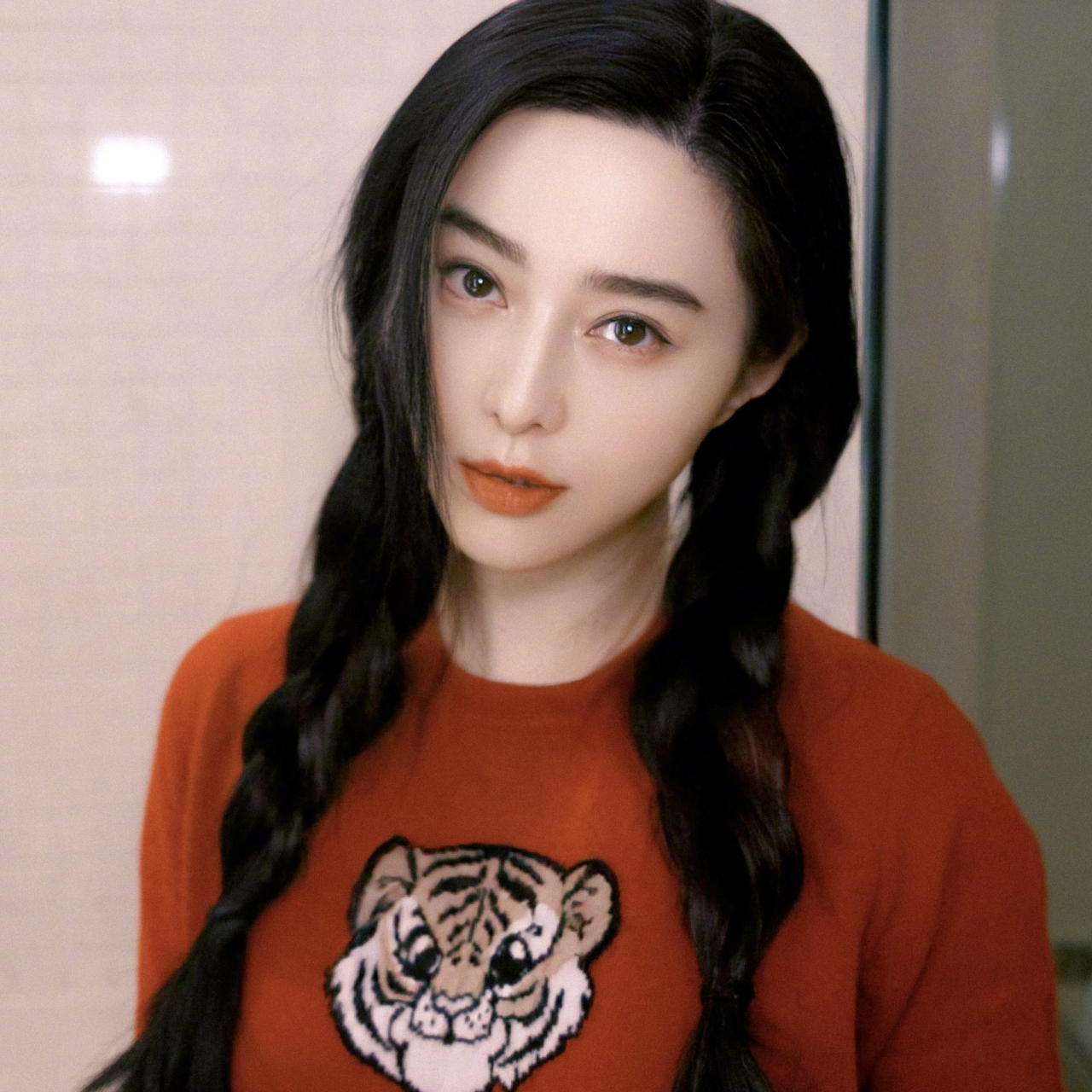 双马尾发型的范冰冰,嫩回"18岁"!