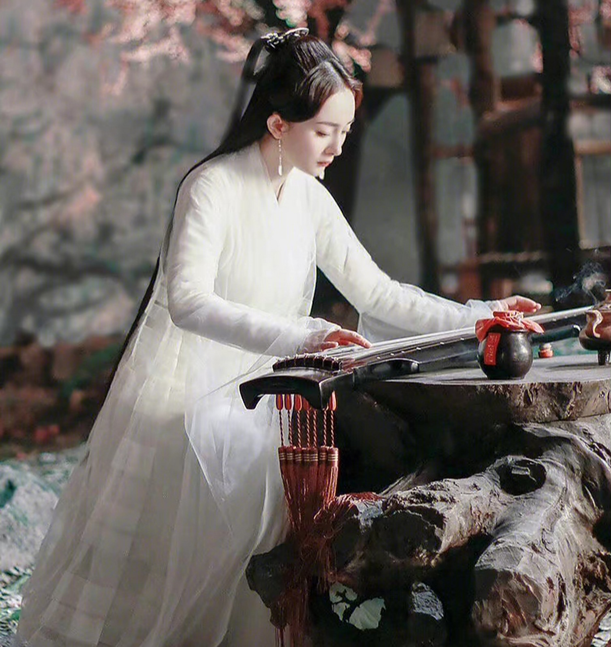 杨幂简直就是白浅本浅,举手投足之间都散发着青丘女帝的霸气和尊贵,太