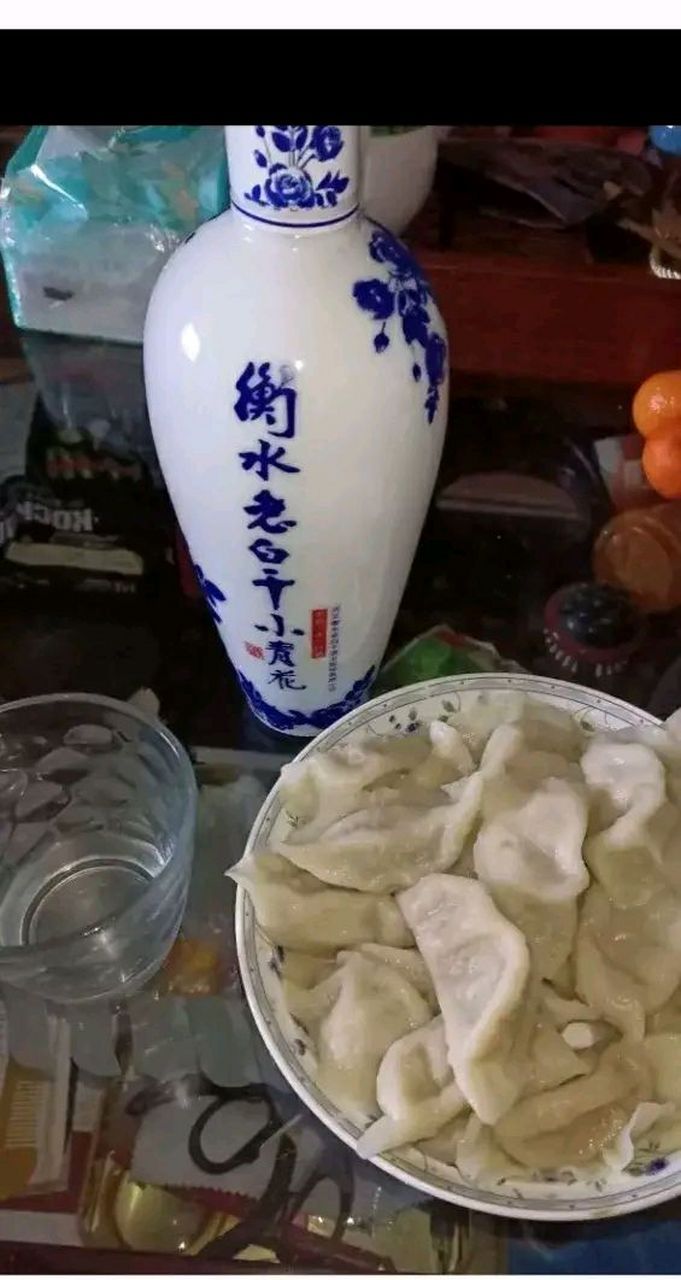 "吃饺子就酒,越喝越有". 今天中午吃饺子,我倒上了一杯.