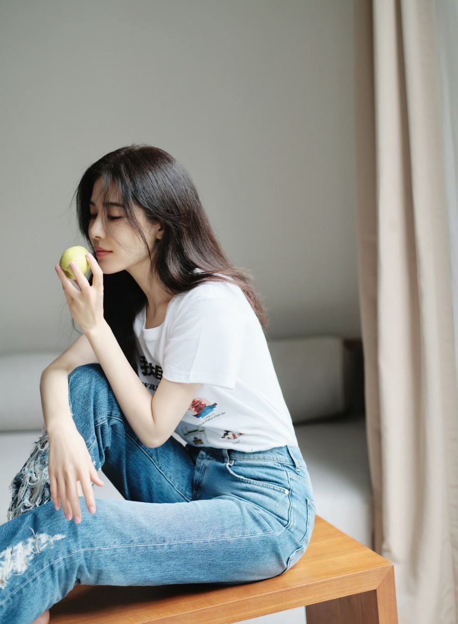 曾黎 沙发光脚读书太美了