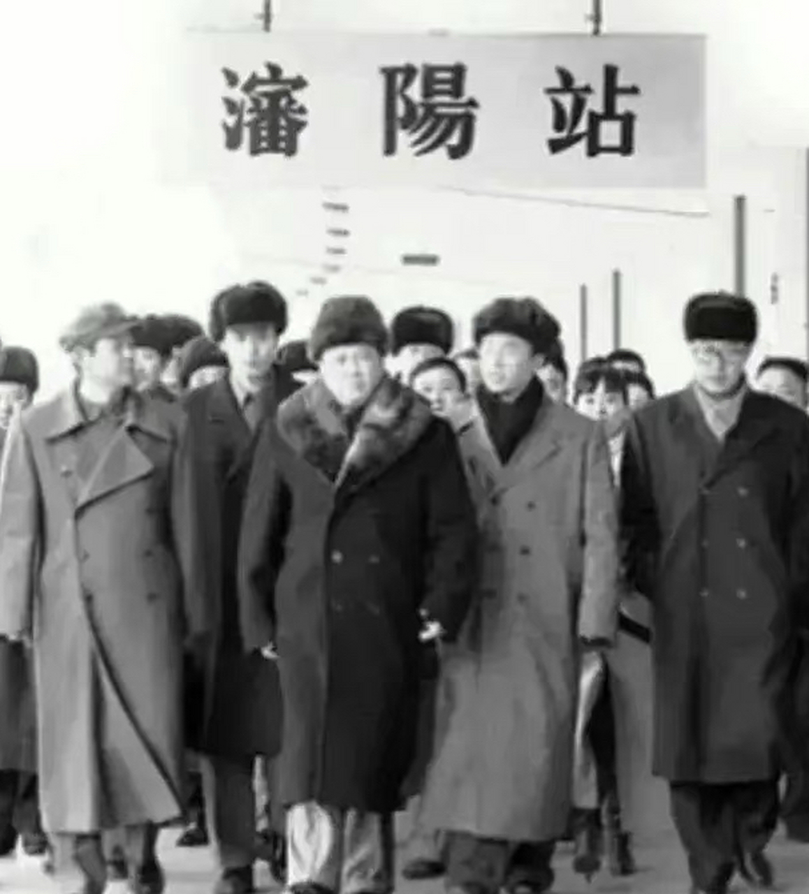 教员访问苏联回来,这是到达辽宁沈阳站,沈阳是新中国工业的老大哥.