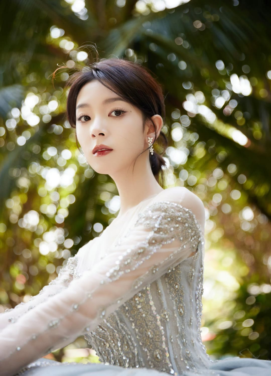 我觉陈瑶更好看 和张予曦有一点相似 比较有灵气 但是我没看过书因为