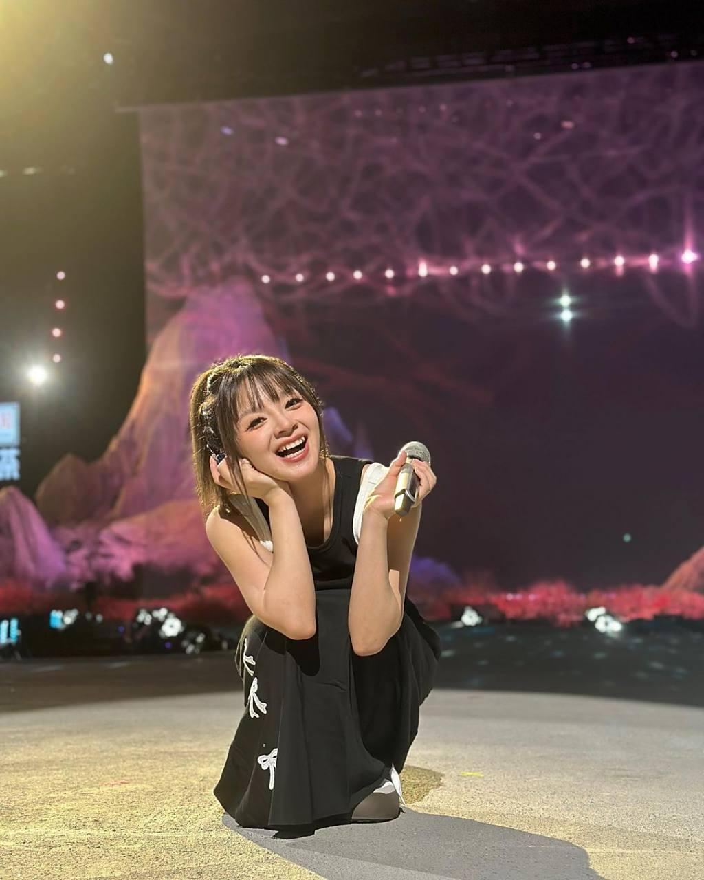 美依礼芽排练时的随拍照片. 可以看出,排练时穿搭稍微随意一些.