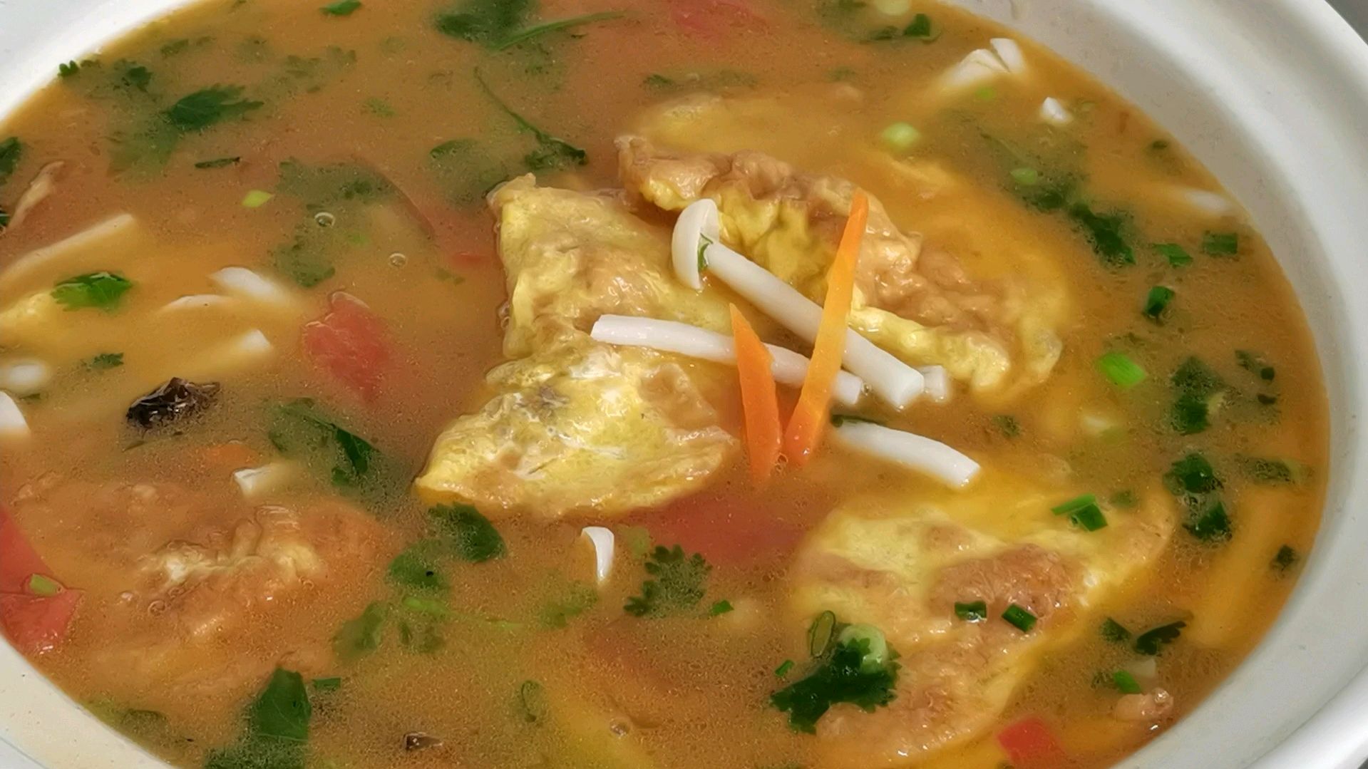白玉菇蛋饺汤这样做,汤鲜美味助消化,健康又营养,做法还简单