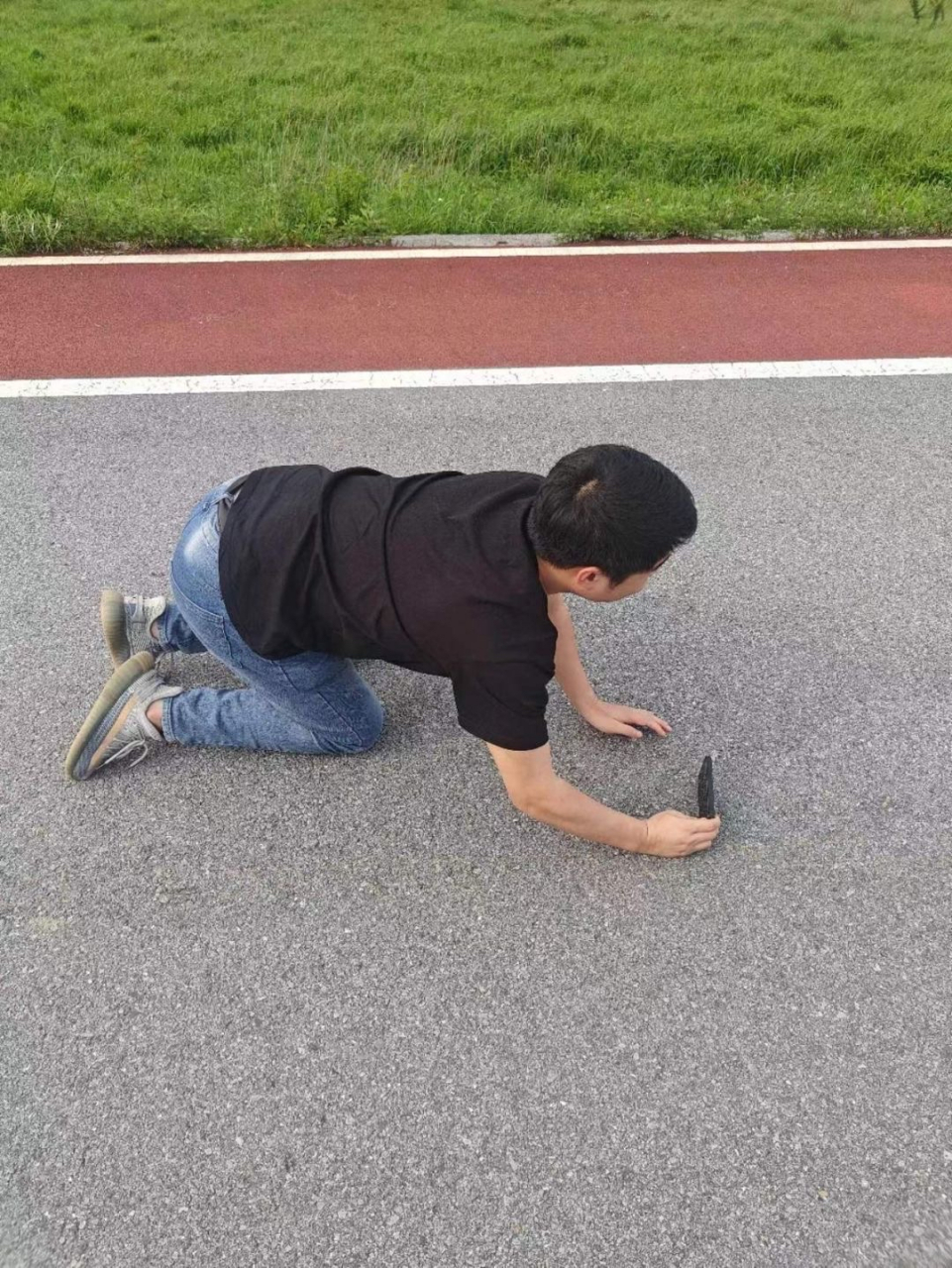 一张美美的照片背后总有一个卑躬屈膝的男人[滑稽]