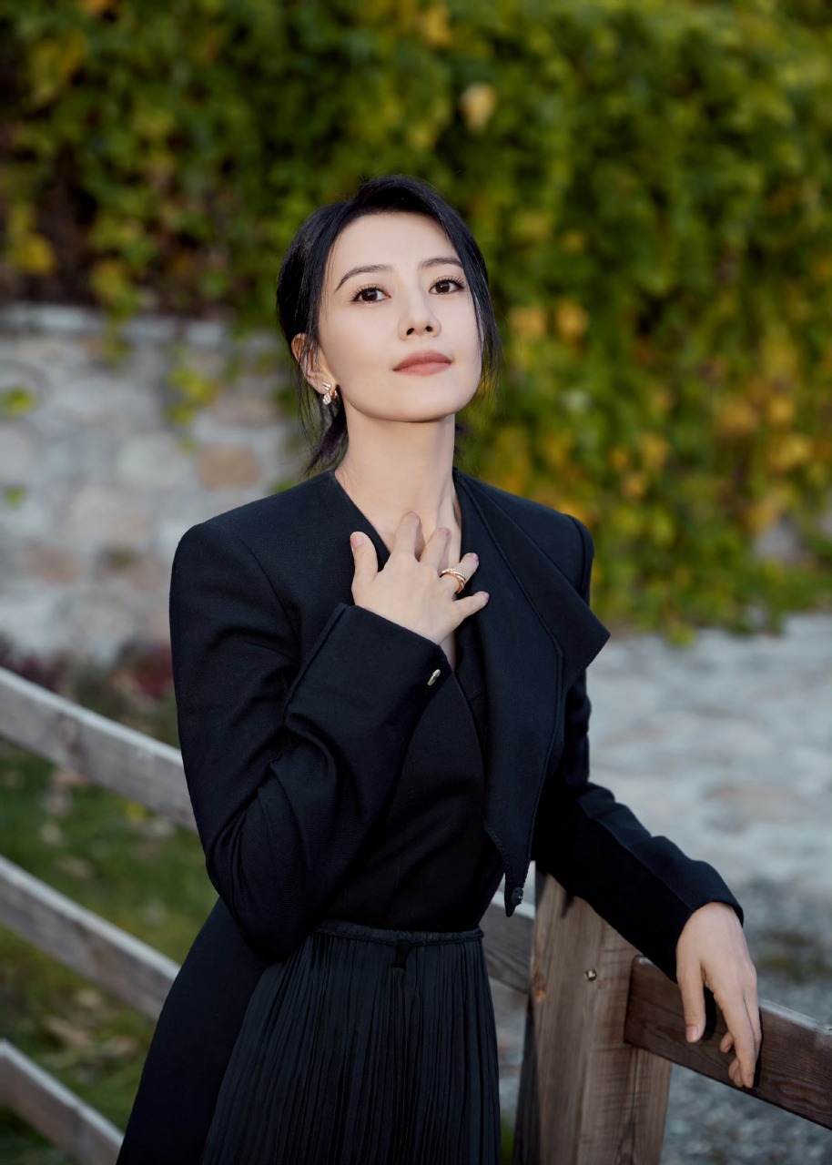 美女# 高圆圆黑色系列写真,优雅而美丽.