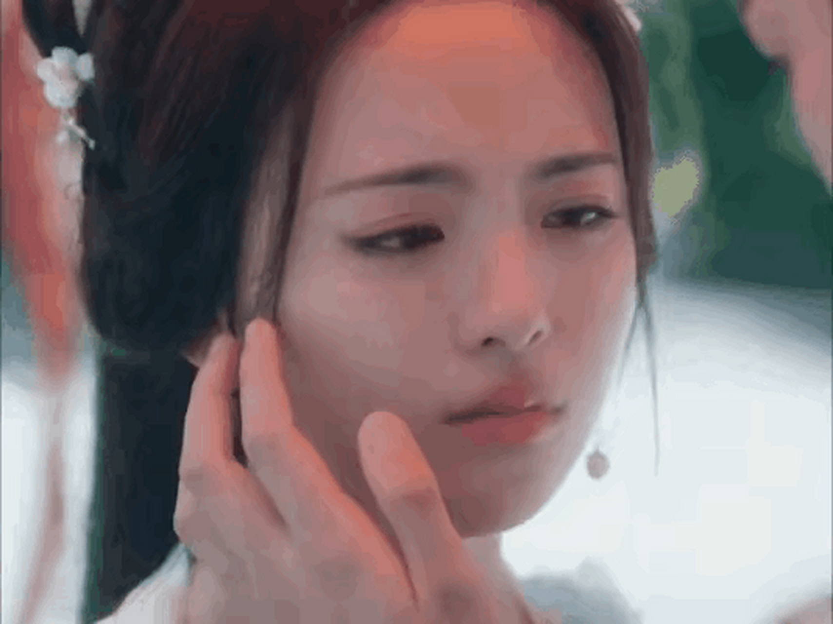 杨超越嘴里有东西一闪而过,被网友质疑拍戏嚼口香糖,应该是为了口气