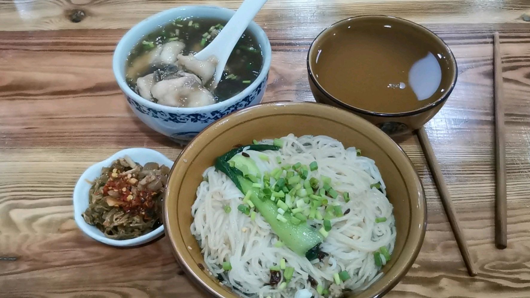 福建长汀特色小吃,用凉茶煮的鱼片汤,水酒喝出水泊梁山的感觉