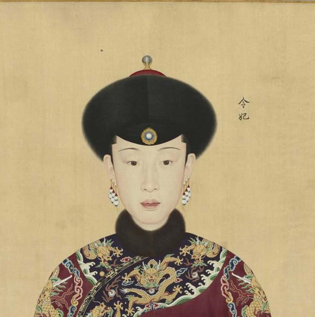 郎世宁完成乾隆和妃嫔们的画像后,乾隆下令:"敢看着处死!