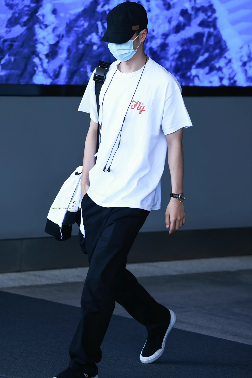 王一博# 私服 左手插兜,右手弯肘91 扬起头,微张口,wink开诱95