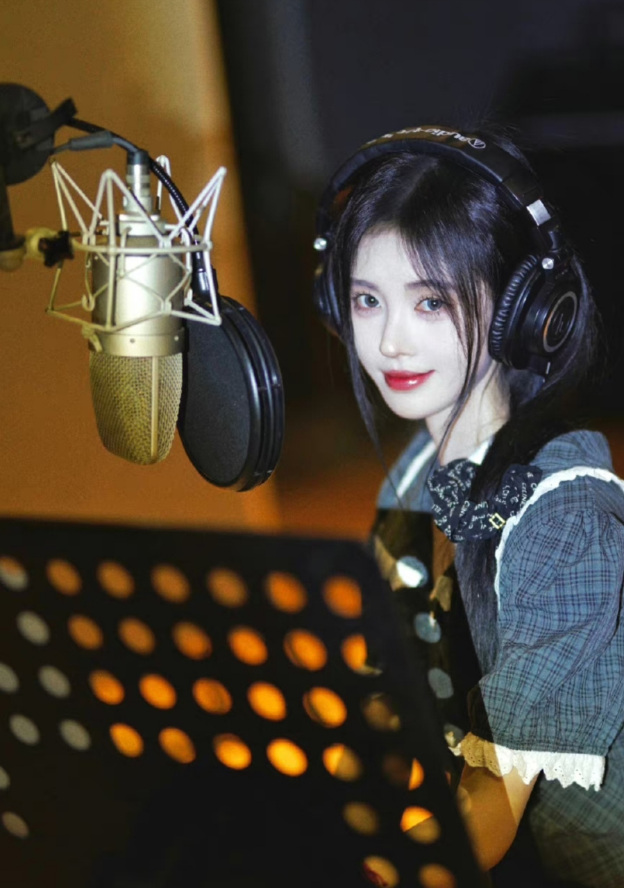 鞠婧祎演唱电影主题曲,在录音棚拍照还要开打光灯,工作氛围一下子变成