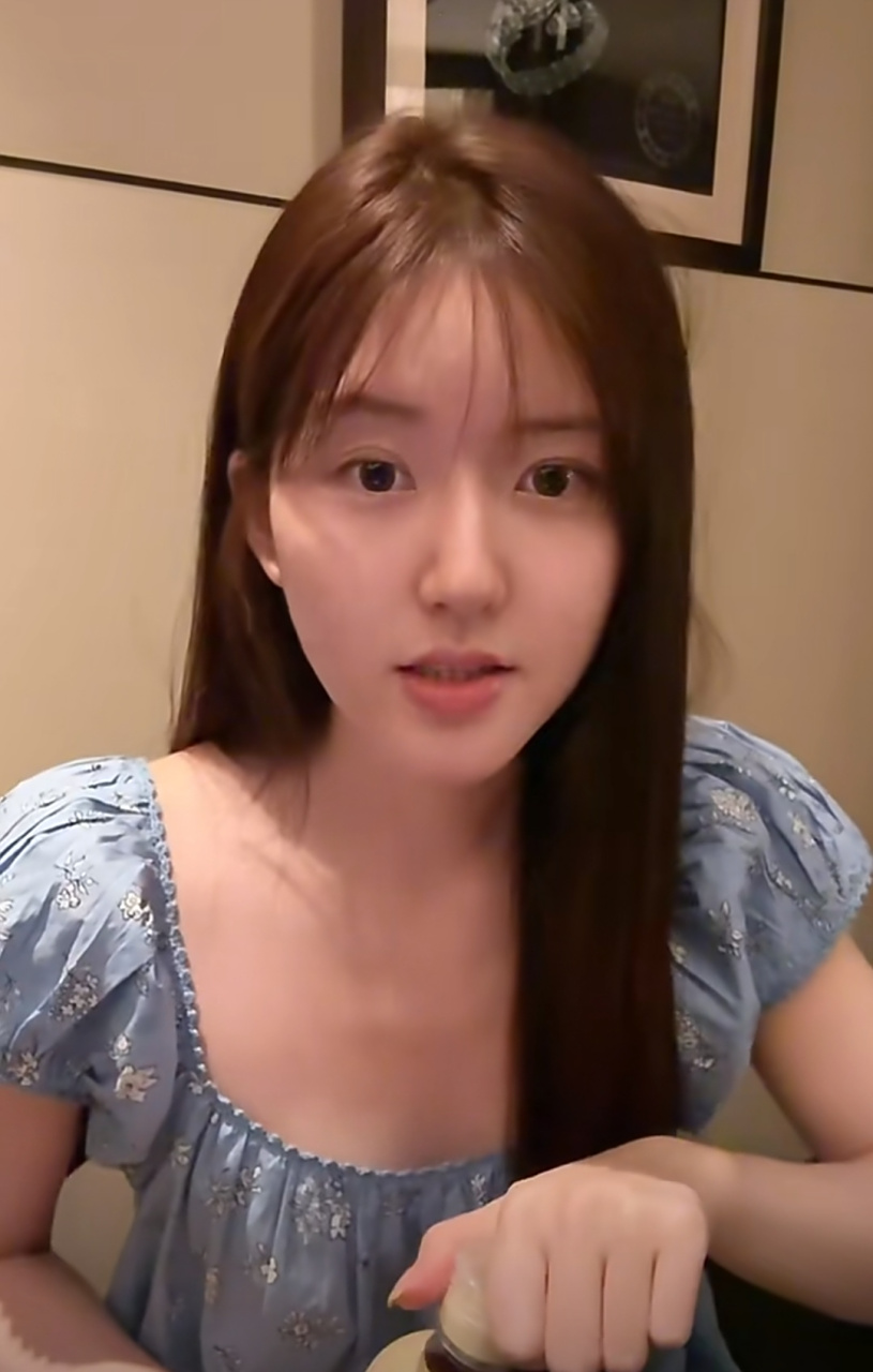 赵露思素颜露面了,她工作安排那么多,脸上却看不到一丝疲惫,还和以前