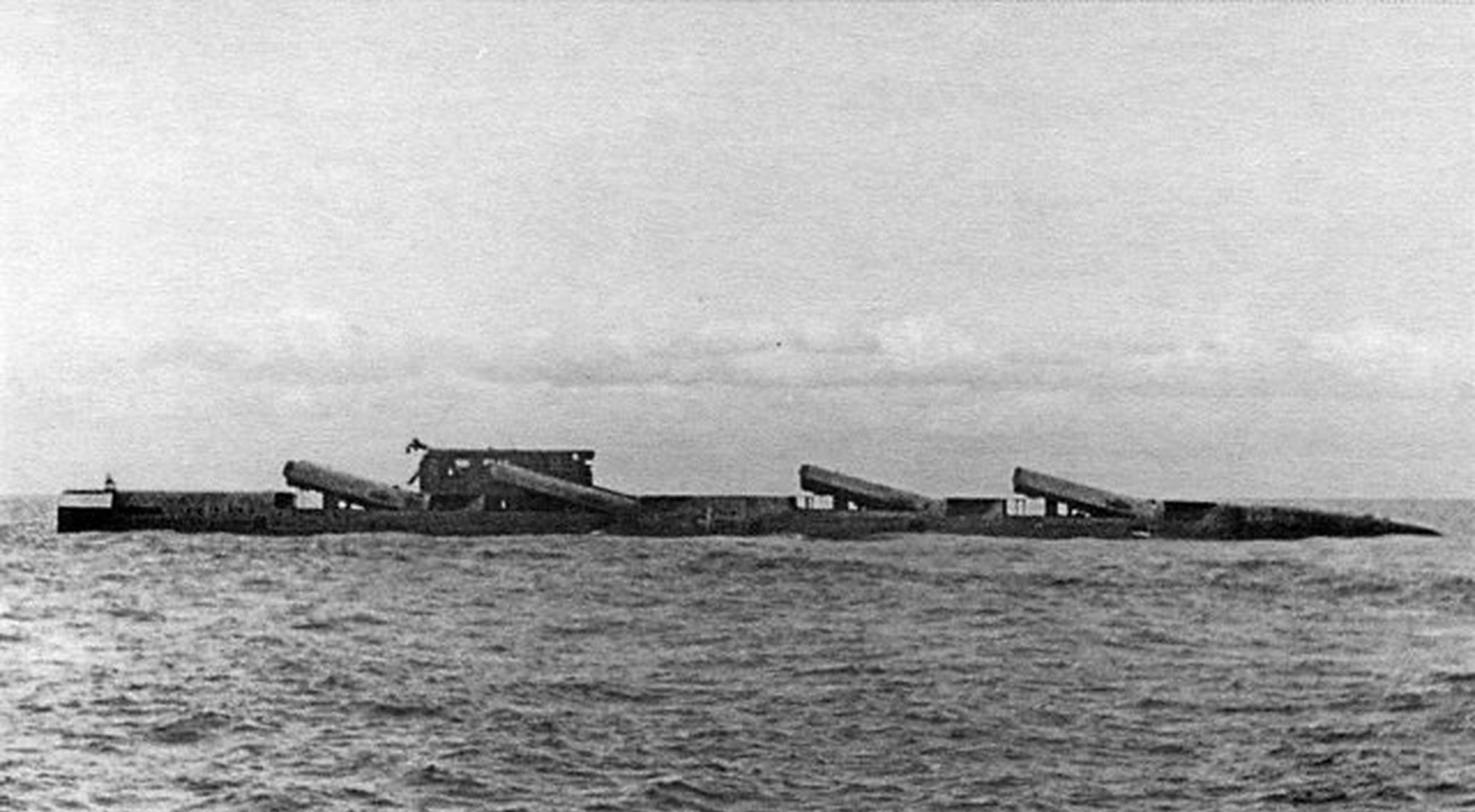 苏联时期的675e2巡航导弹核潜艇,共设有8座p-6导弹发射筒.