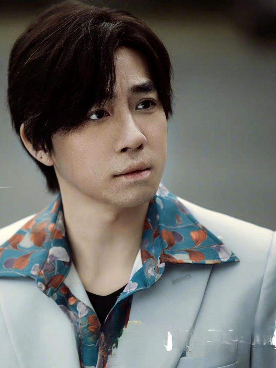 俞灏明新剧《他是谁》里又演反派,剧里扮演的赵公子嚣张跋扈,不怀好意