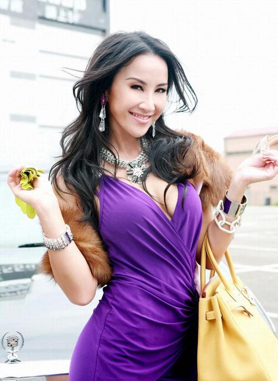 李纹在我的印象里是一个很阳光,妩媚,性格特别开朗的一个人.