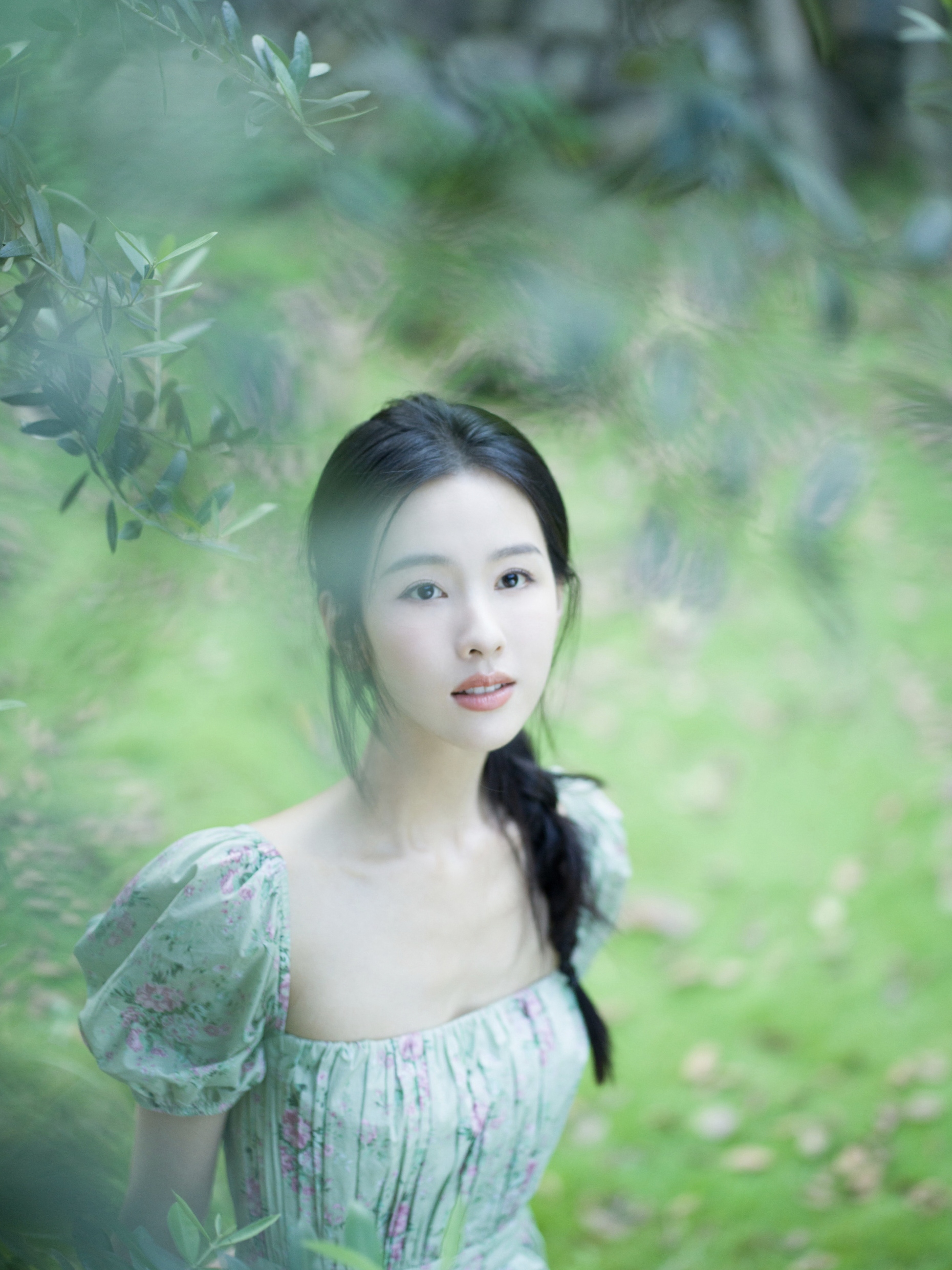 陈都灵绿色碎花连衣裙写真,宁静优雅尽显自然之美