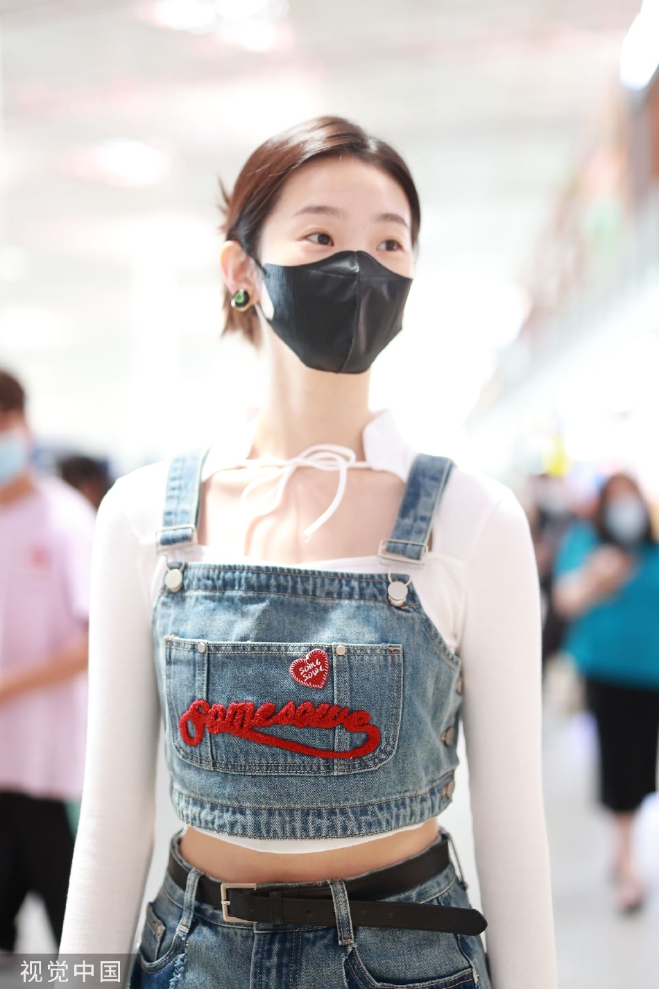 组图：张艺凡长发盘起现身机场 穿牛仔背带和短裙靓丽甜美第4张图片