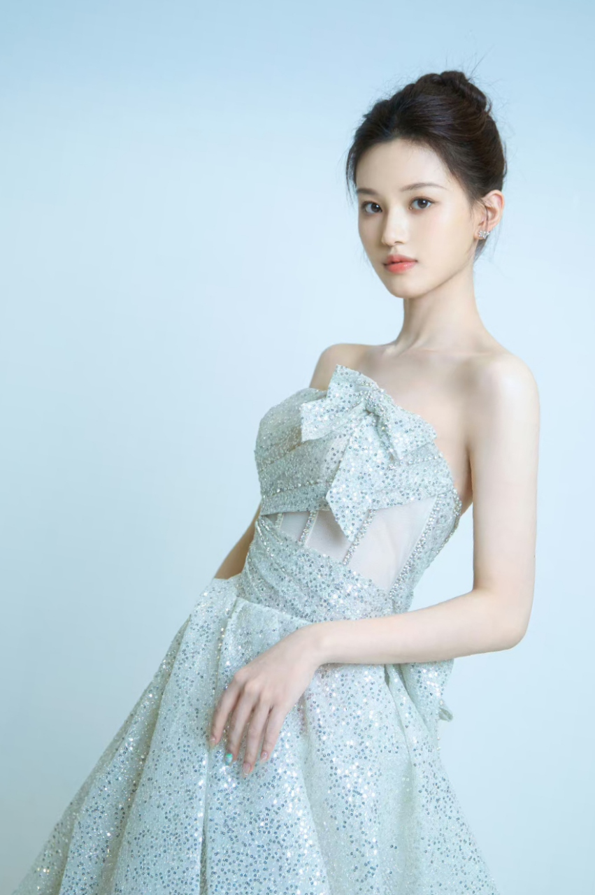 看沈羽洁穿着淡兰色的礼服好清纯啊,看她长长的脖