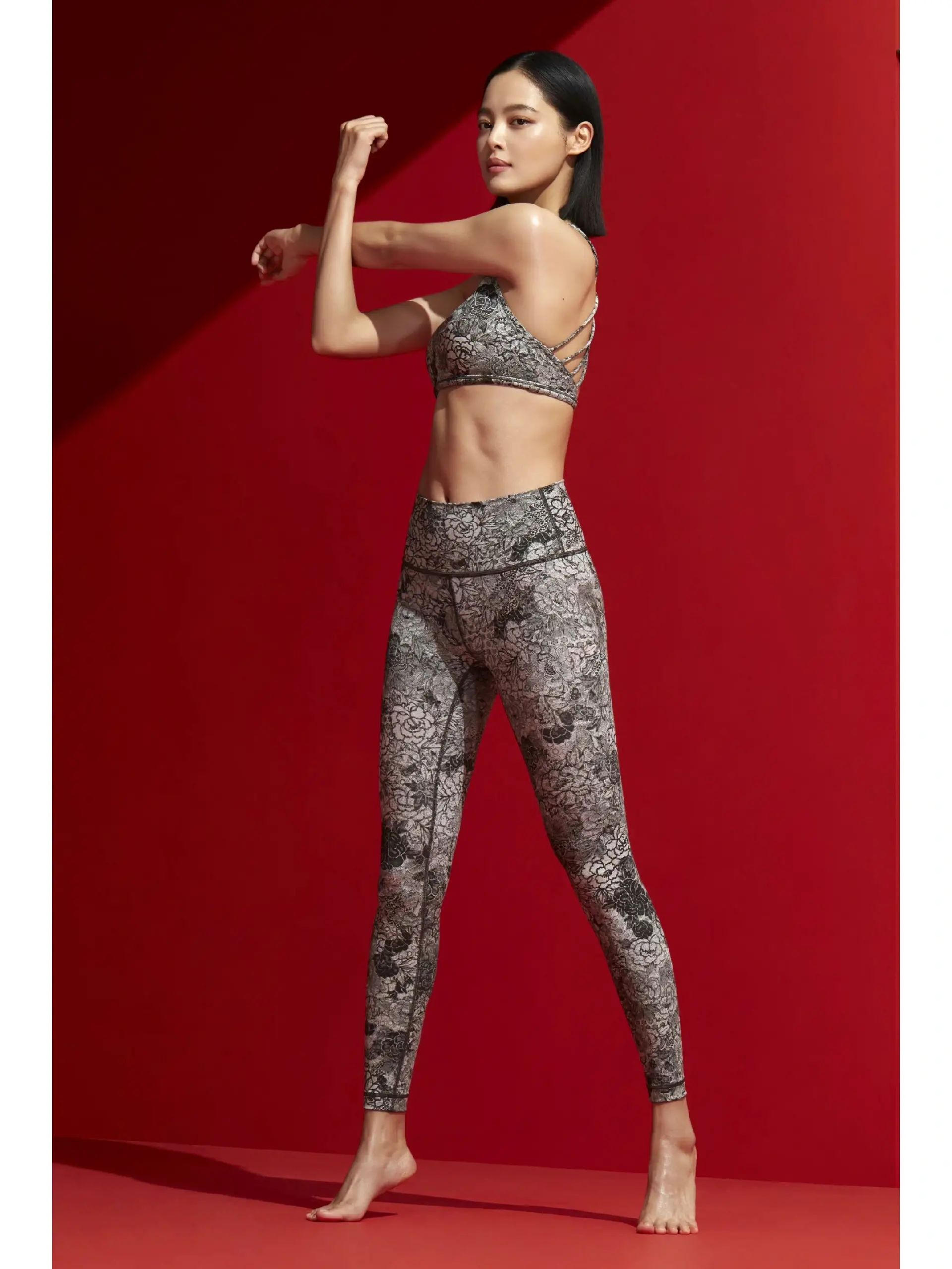 瑜伽女神辛芷蕾的时尚红色运动服的造型