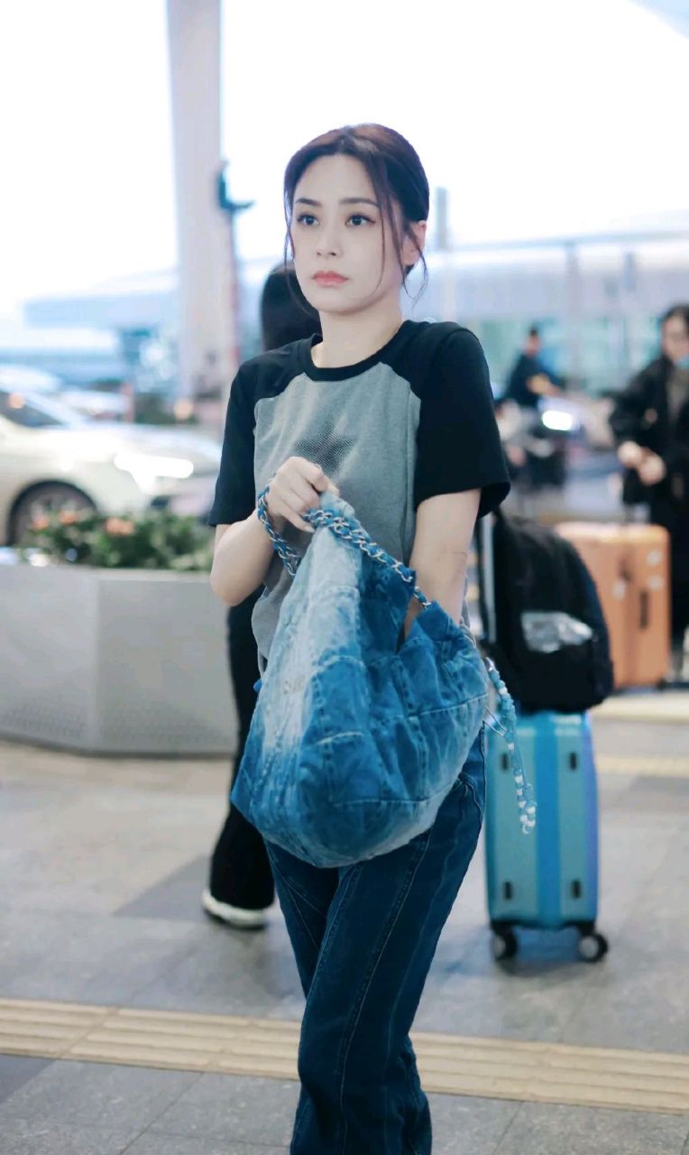 钟欣潼亮相上海机场,她这次搭配的很随意,不过看上去格外洒脱,气质也