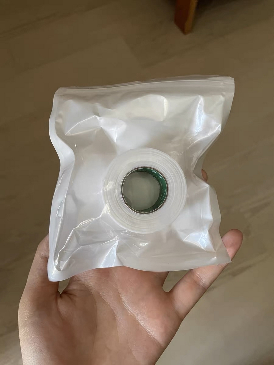 今天我和大家分享的这款3m透明透气型医用胶带 ,粘合性比较好,再加上