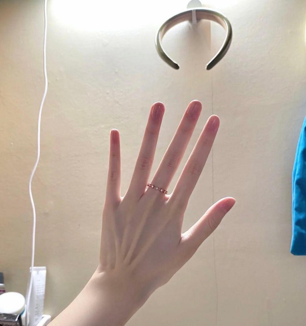 纤长的手指,肯定很舒服吧