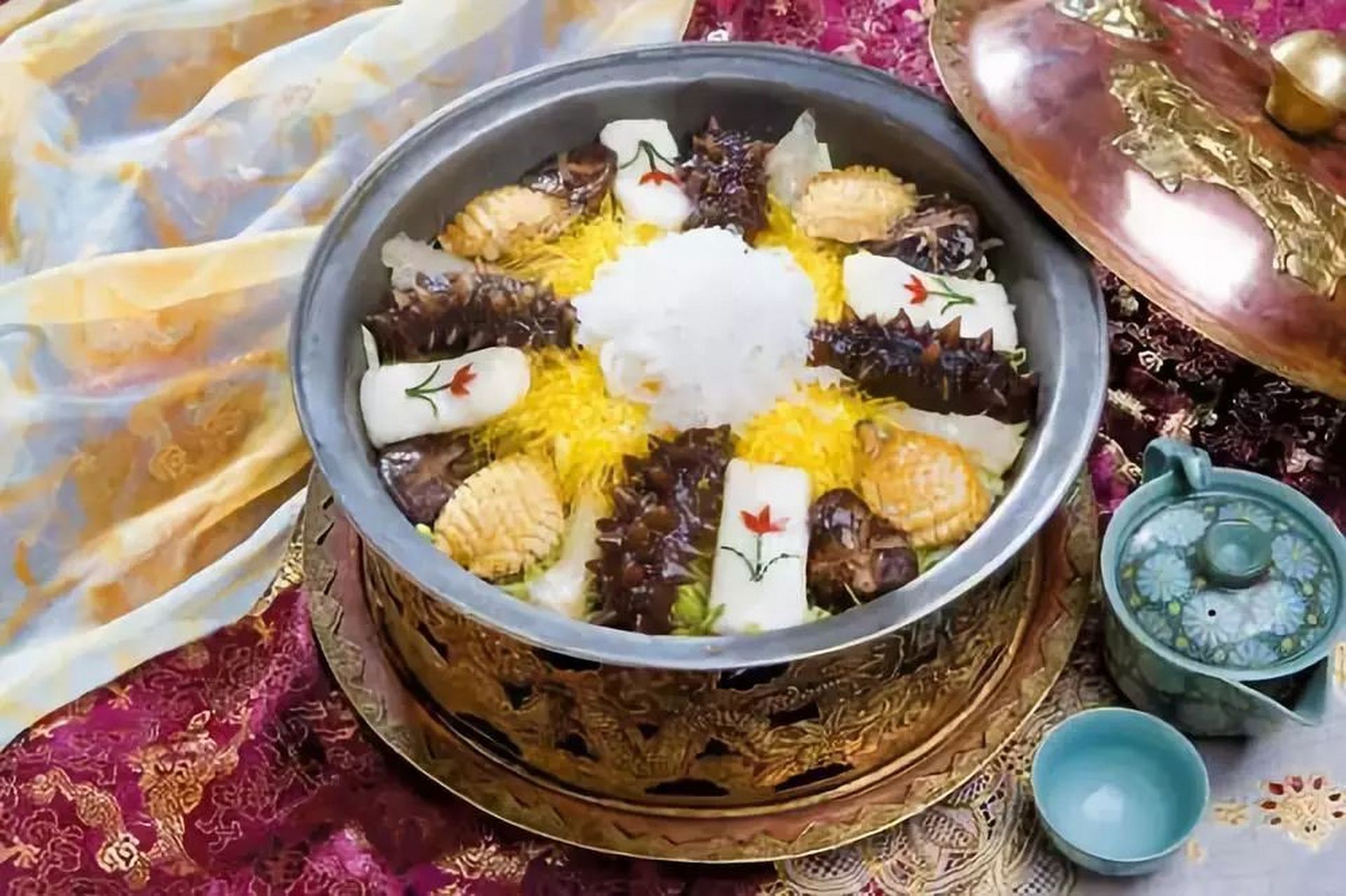 孔府一品锅是曲阜孔府菜中的一道传统名菜,其历史可以追溯到清朝时期.