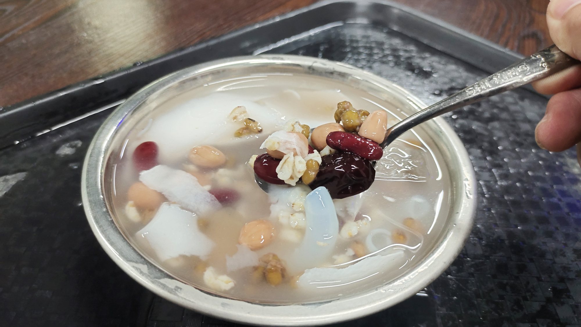 在海口清补凉老店吃10元椰子水清补凉,这才是热天的降暑方式