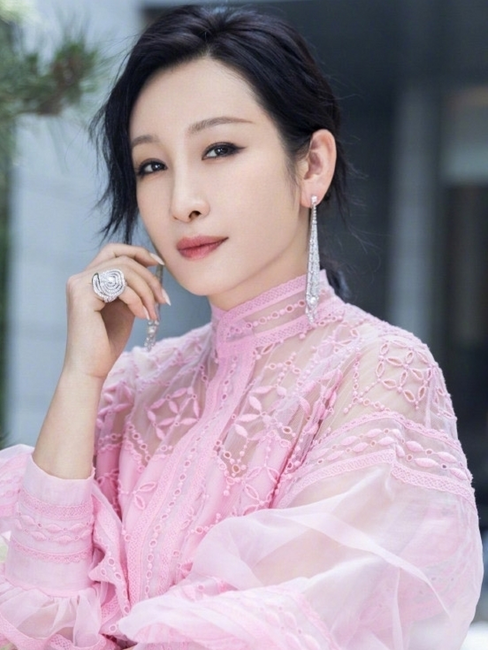 秦海璐还拥精致小巧的鼻子和丰满圆润的嘴唇.迷人面容,长着一张瓜子脸