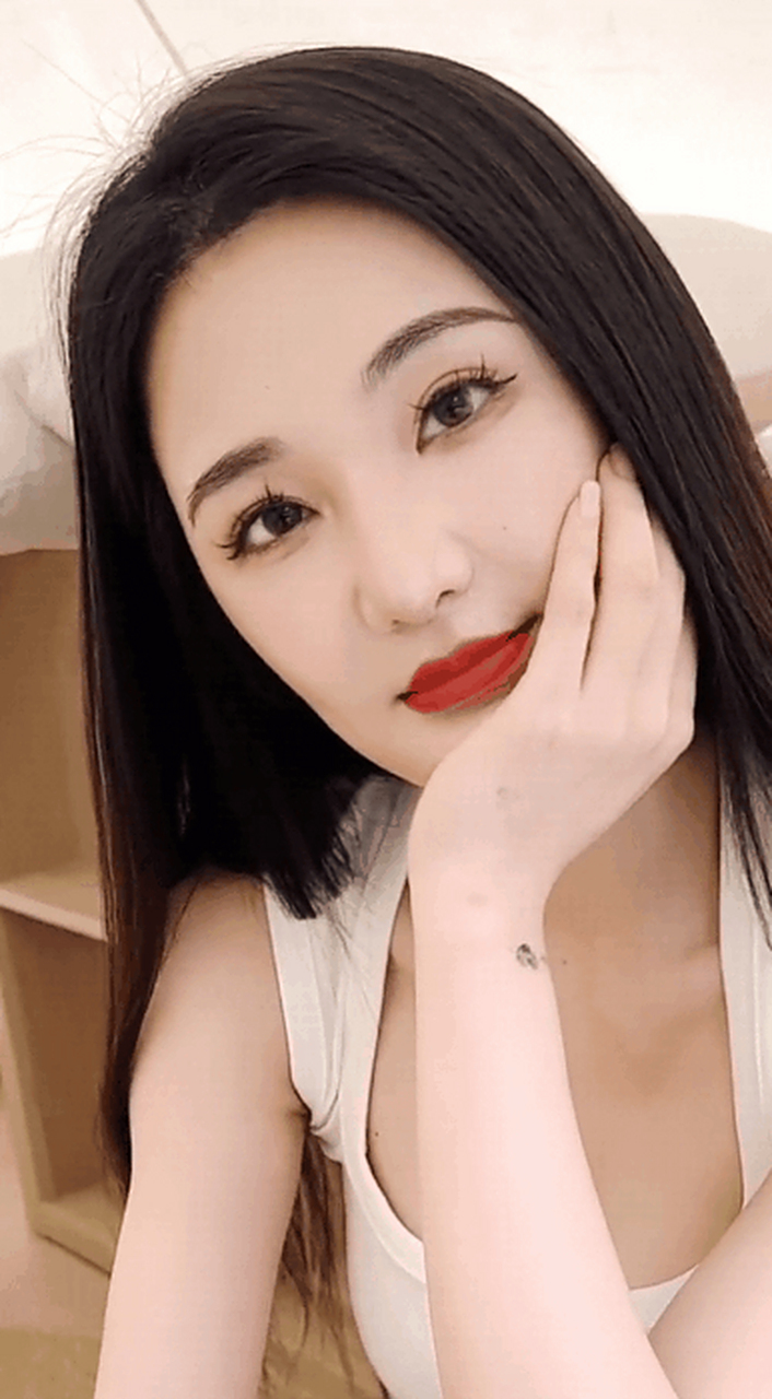 "叮当"的扮演者桂晶晶,这是她的最新动态,比电影里更性感美丽,更有