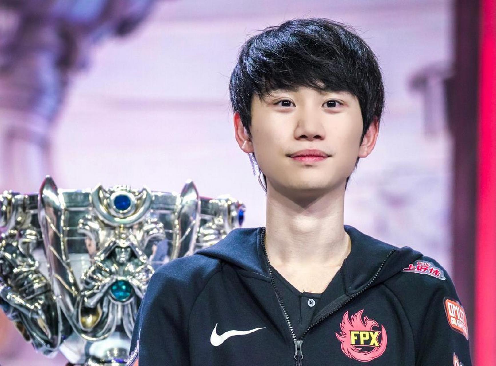 只说重点:doinb谈lwx冠军皮肤!