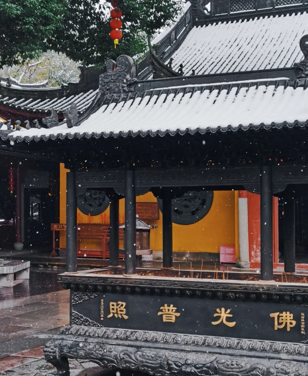 我打赌提起杭州的雪景人们应该会去灵隐寺法喜寺和净慈寺欣赏吧而