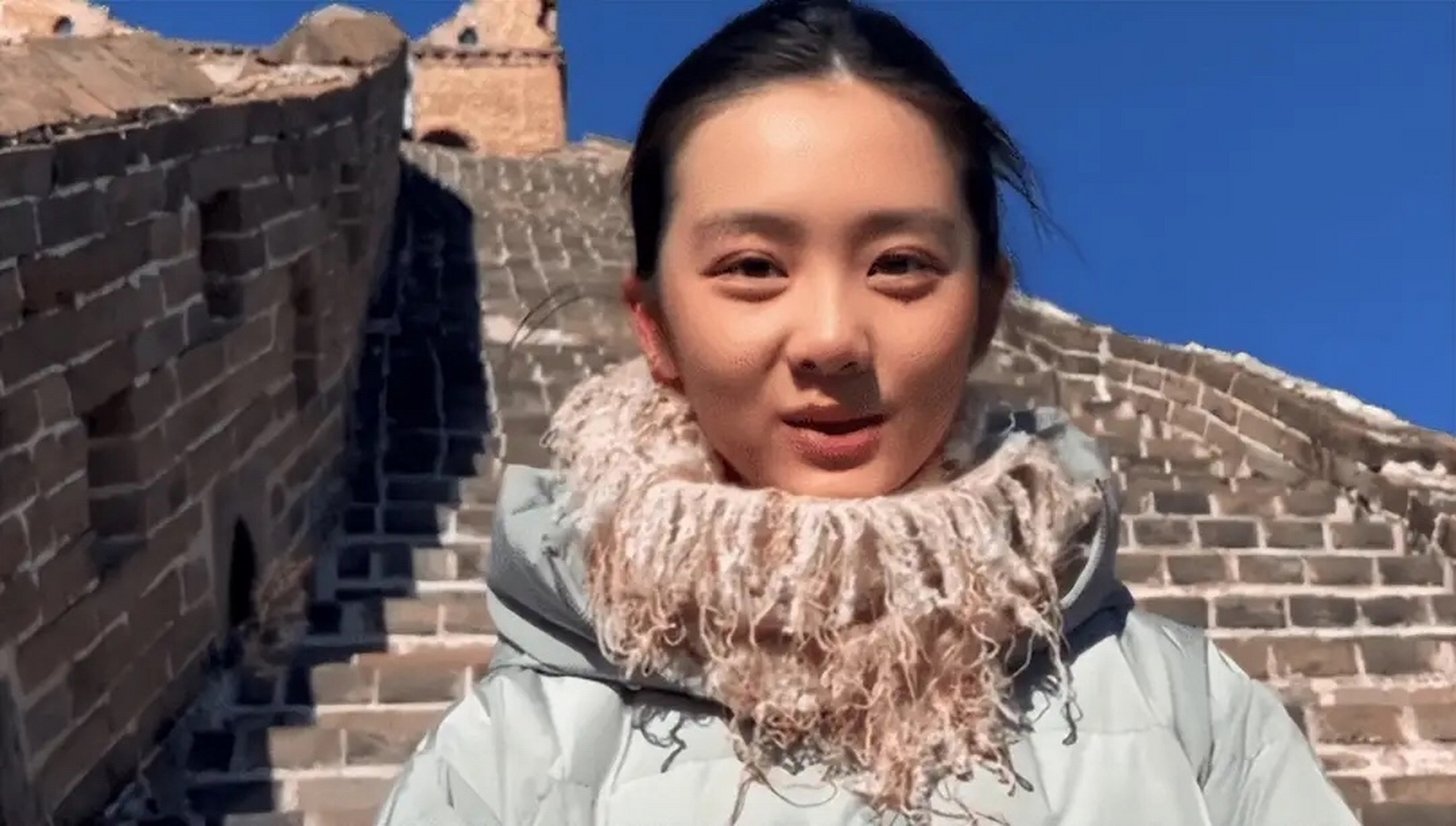 黄磊女儿多多登长城为小朋友阅读解说 落落大方有主持人风范