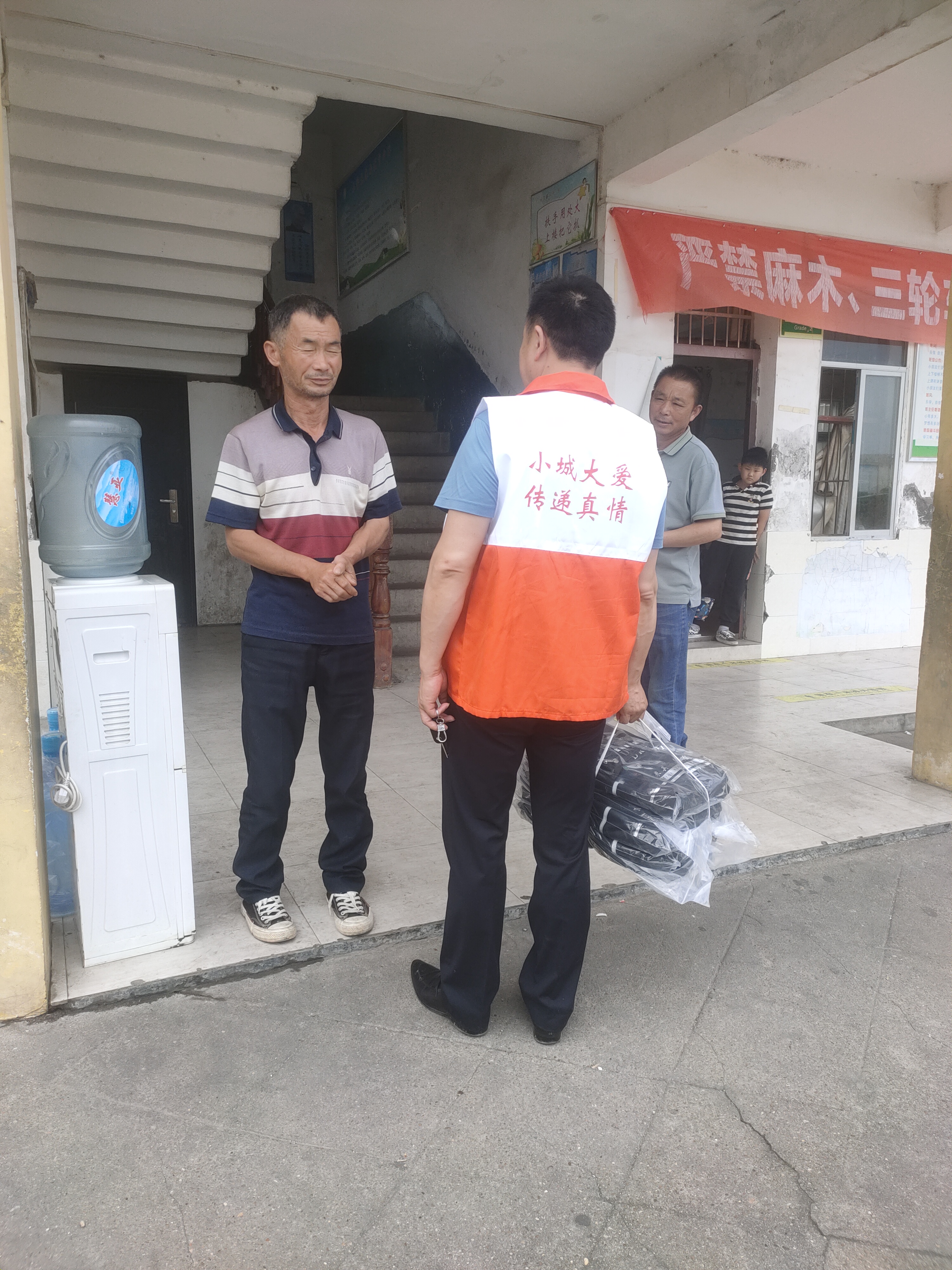 监利市蒲公英爱心助学走进分盐镇桃花小学