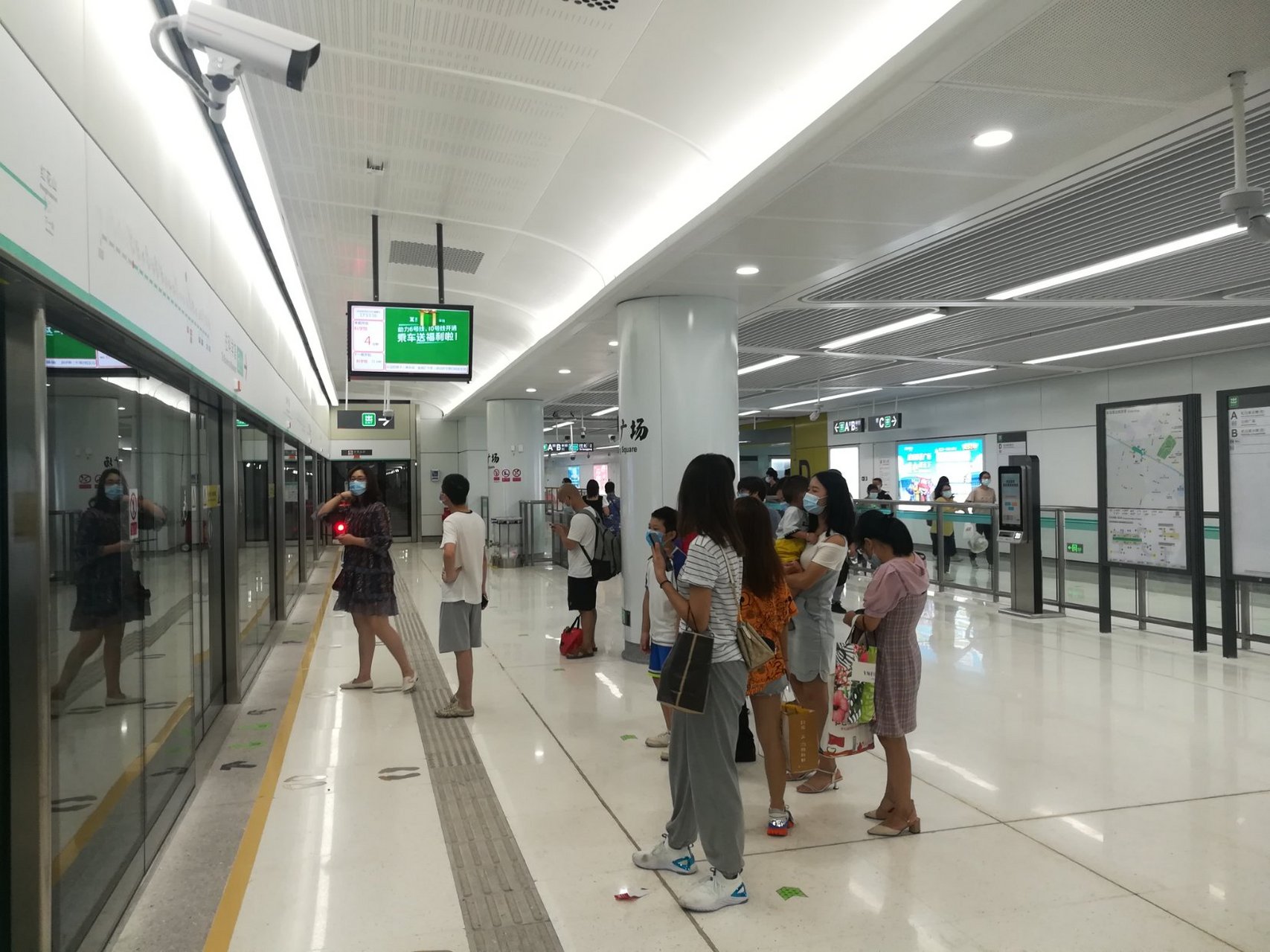 【深圳地铁给人新惊喜】  第一次来到公明广场站,就被它的宽敞,大方