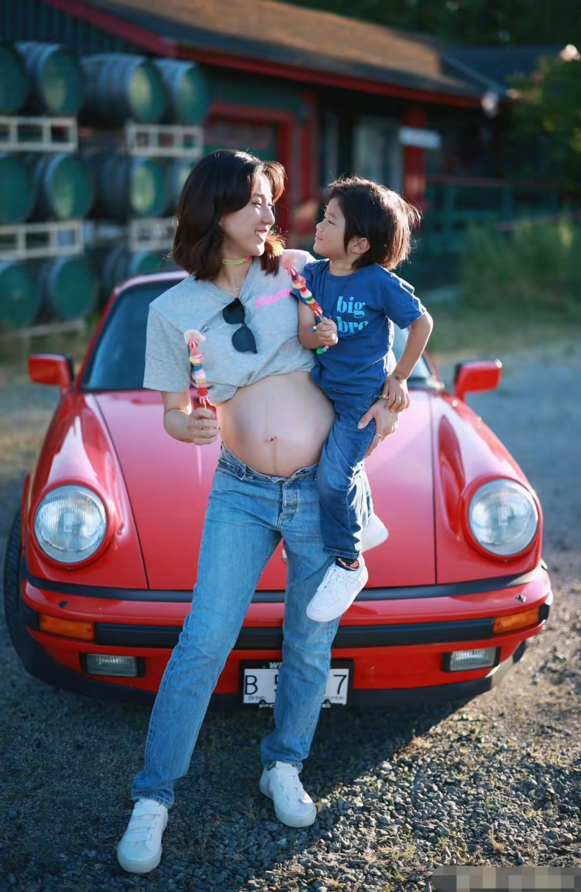 不过还好,钟嘉欣即使是第三胎了,本人还是很漂亮的.