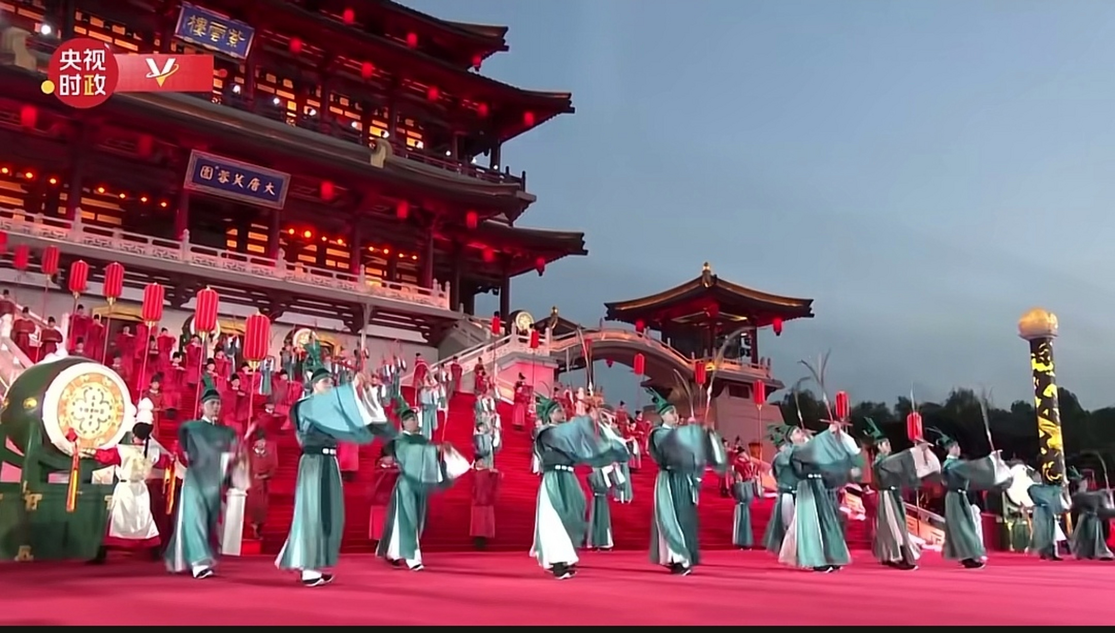 九天阊阖开宫殿,万国衣冠拜冕旒.