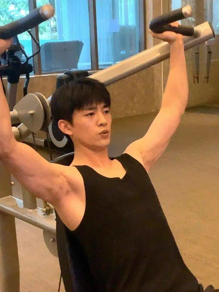 肌肉男神易大千,新剧狂秀好身材