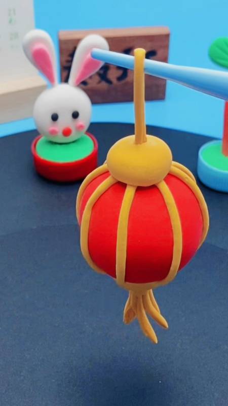 过年了小朋友用粘土做个大红灯笼挂起来吧-度小视