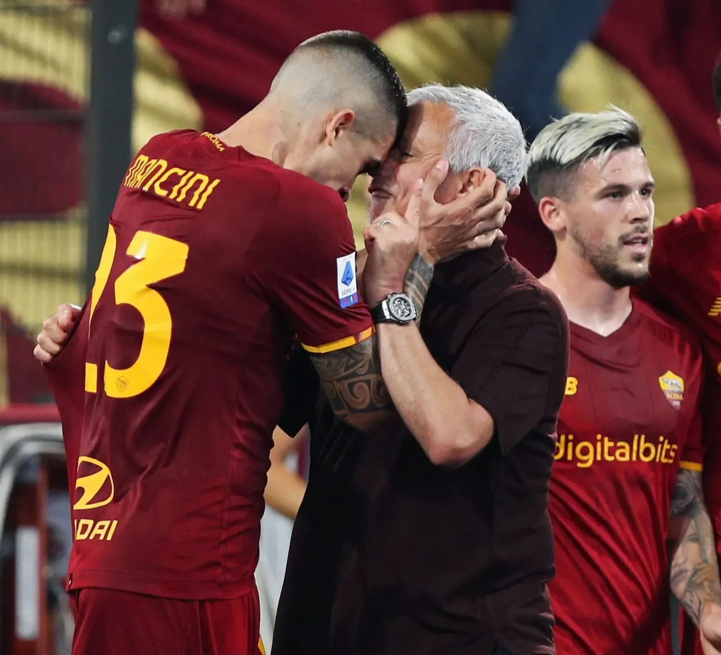 穆里尼奥说,罗马中卫小曼奇尼本赛季进步很大,穆帅列出数据来证实这名