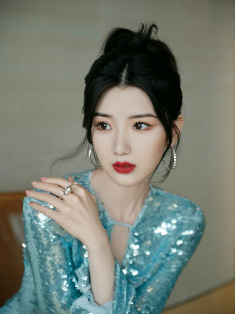 毛晓彤# 一袭蓝色深v亮片礼裙,肤白貌美的容颜,窈窕曼妙的身材.